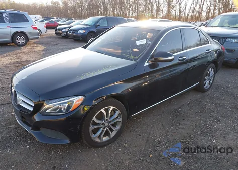 2015 Mercedes-Benz C 300 4Matic/Luxury 4Matic/Sport 4Matic z USA, uszkodzony, nr VIN 55SWF4KB5FU056877
